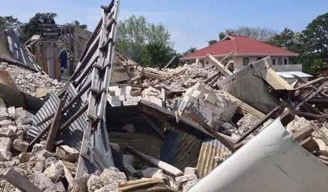 Filipinler'de 7,4 büyüklüğünde deprem!