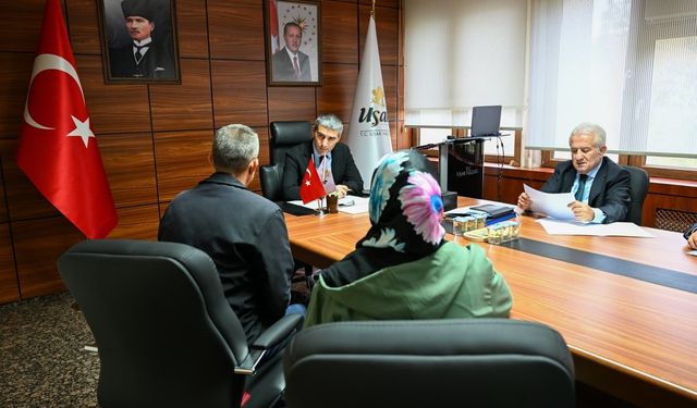 Uşak Valisi Aktaş, halk gününde vatandaşı bire bir dinliyor