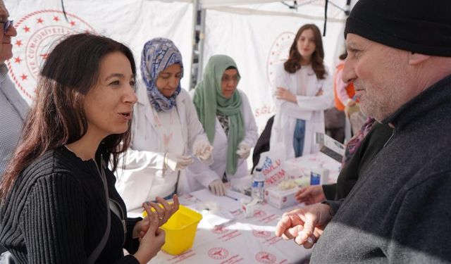 Tiritoğlu Parkı'nda Uşaklı vatandaşlara şeker ölçümü yapıp, sağlıklı yaşam için önerilerde bulundular