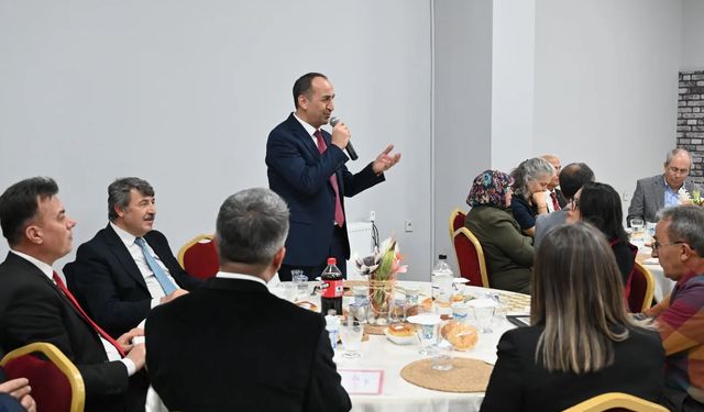 Uşak İl Milli Eğitim Müdürü Yücel, emekli öğretmenlere plaket verdi