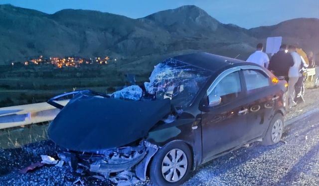 Afyonkarahisar'da tır ile otomobil çarpıştı, 4 yaralı!