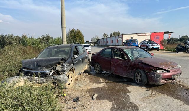 İzmir'de 2 otomobil çarpıştı sürücüler yaralandı!
