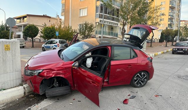 Uşak Uğur Mumcu Caddesi'nde kaza! Anne ve kızı yaralandı
