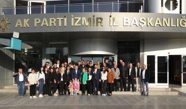AK Partili Saygılı'dan Türkmen vatandaşlara rozet
