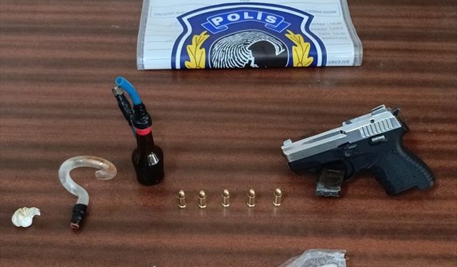 İzmir'de sentetik madde ile yakalanan 2 kişi gözaltına alındı