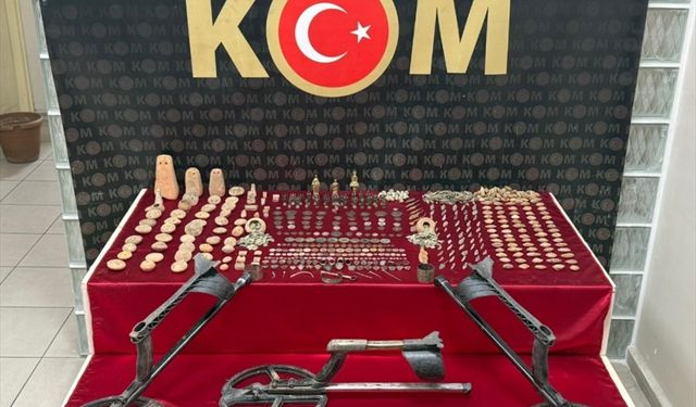 İzmir'de 1142 tarihi eser niteliğinde obje ele geçirildi