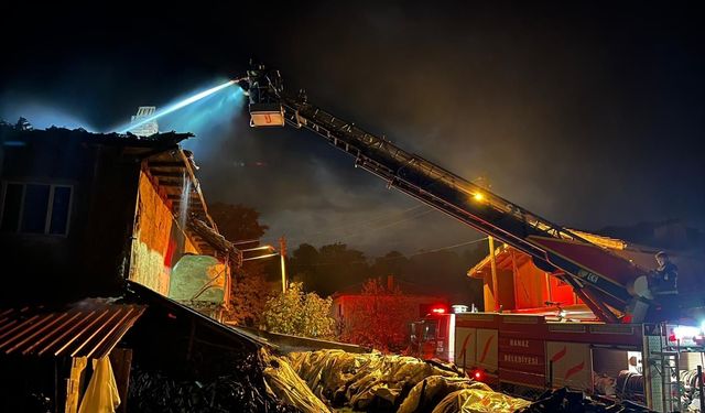 Uşak'ın Banaz ilçesindeki evin çatısına yıldırım düşünce yangın çıktı