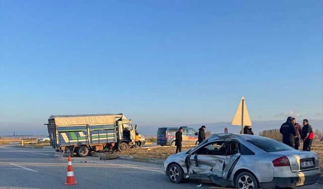 Afyonkarahisar'da kamyonet ile otomobil çarpıştı, 6  yaralı!