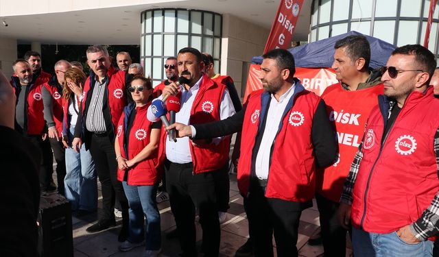 İzmir'de işçiler oturma eylemlerini sonlandırdı