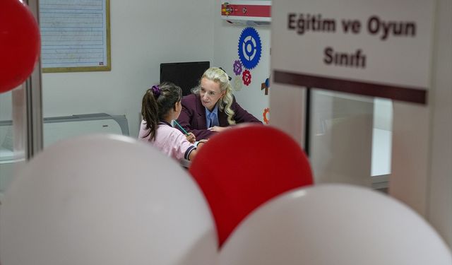 İzmir'de tedavi gören çocuklar hastane sınıflarında eğitim alıyor !