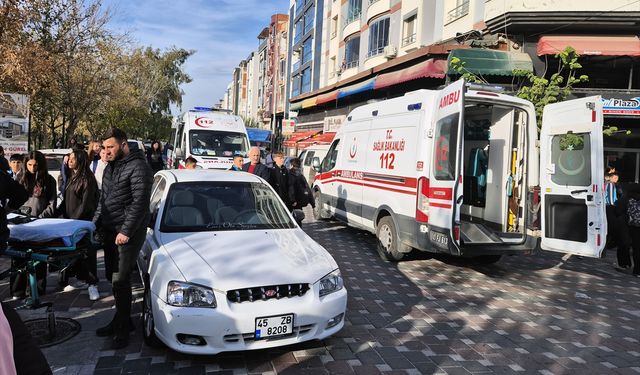 Manisa'da otomobil ile motosiklet çarpıştı; 2 yaralı!