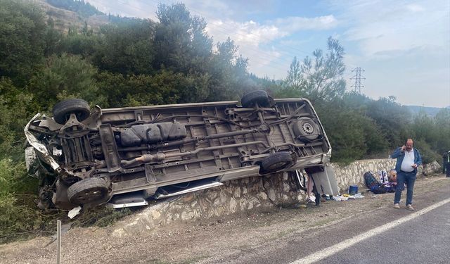 İzmir'de turist taşıyan minibüs devrildi, 4 yaralı!