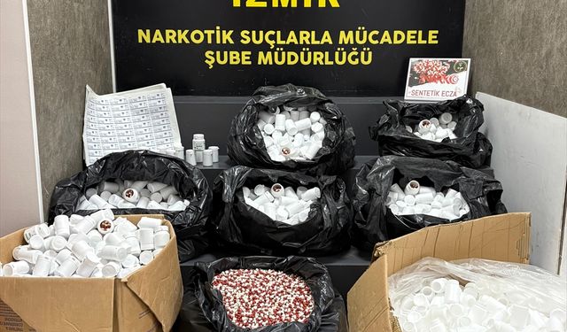 İzmir'de zehir tacirlerine vurgun! 316 bin 760  hap ele geçirildi !