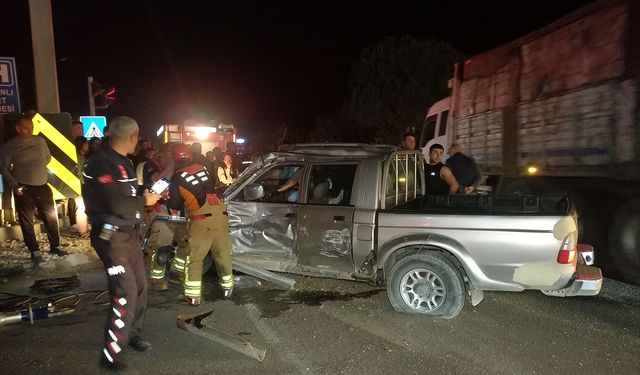 Manisa'da kamyonla pikabın çarpıştı 4 yaralı!