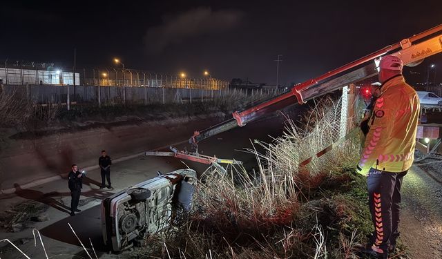 Aydın'da araç sulama kanalına devrildi; 2 yaralı!