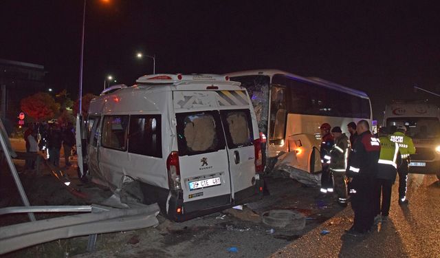 İzmir'de iki işçi servisi çarpıştı 13 yaralı!
