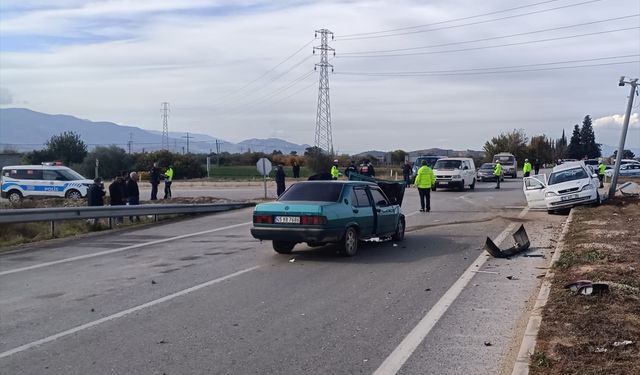 İzmir'de iki otomobil çarpıştı; 5 yaralı!
