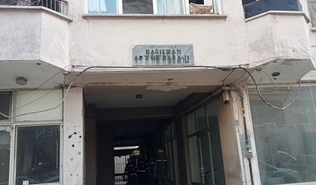 Denizli'de yangında mahsur kalan 17'si çocuk 21 kişi kurtarıldı