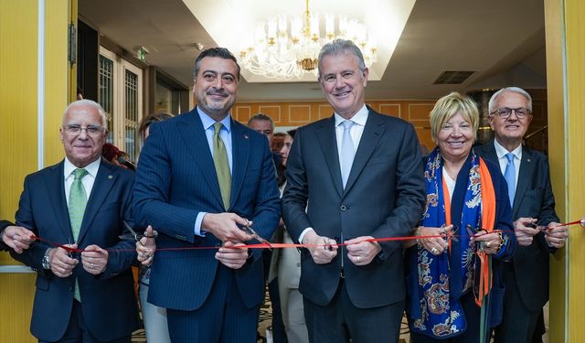 İzmir'de "İletişim Yüzyılında Kentlerin Hikayesi" fotoğraf sergisi açıldı