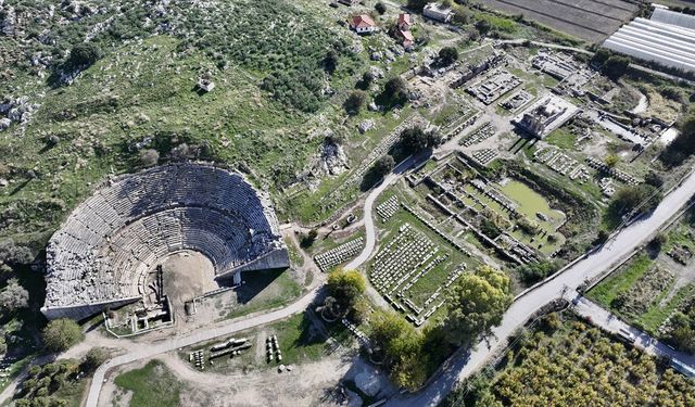 Seydikemer'deki Letoon Alanı'nda tarihi tapınaklarda yolculuk
