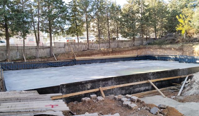 Uşak'ta su borusundan dolayı bekleyen 10 ay bekleyen inşaatın temeli atıldı