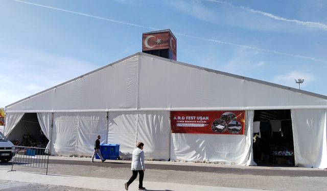 Uşak'ta kaldırıma tabure atan esnafa ayar veren Uşak Belediyesi, koca Atapark'ın bit pazarı olmasına izin veriyor!