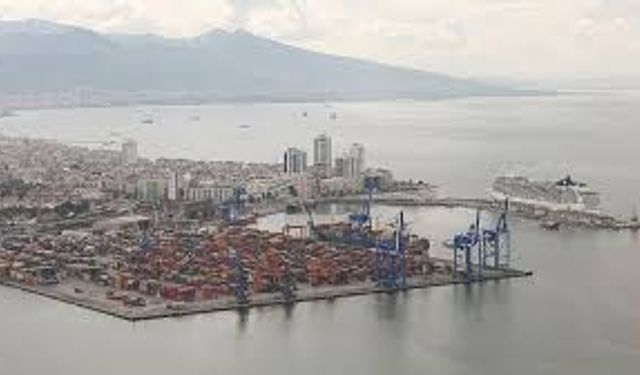 İzmir'de işçi gemi ambarına düşerek hayatını kaybetti