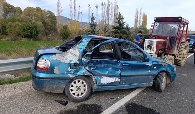 Uşak Banaz Büyükoturak kavşağındaki kazada yaralanan sürücü yaşam savaşı veriyor