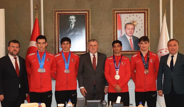 Uşak'ta çalışarak dünya şampiyonu olan  Bilge Kaan Yılgın, Gençlik ve Spor Bakanı'yla buluştu