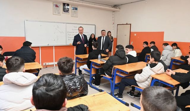 Uşak'ta geleceğin ustalarını yetiştiren okuldaki öğrencilerle buluştu