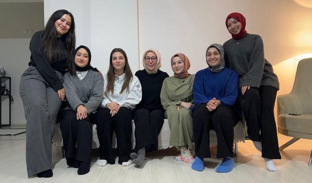 AK Parti Uşak İl Kadın Kolları, üniversite öğrencilerini ve vatandaşı evlerinde ziyaret etti