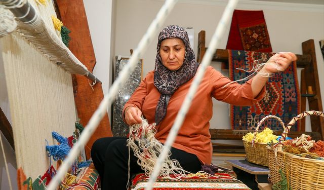 Şemsi Sayın, 50 yıldır Uşak'ın Eşme ilçesinde dokunan Eşme Kilimi için çalışıyor