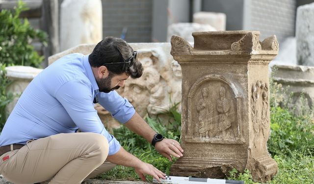 Muğla'da keçi çobanı insan figürlü mezar steli buldu!