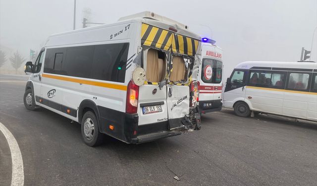 Afyonkarahisar'da öğrenci servisi kazaya karıştı, 20 yaralı!