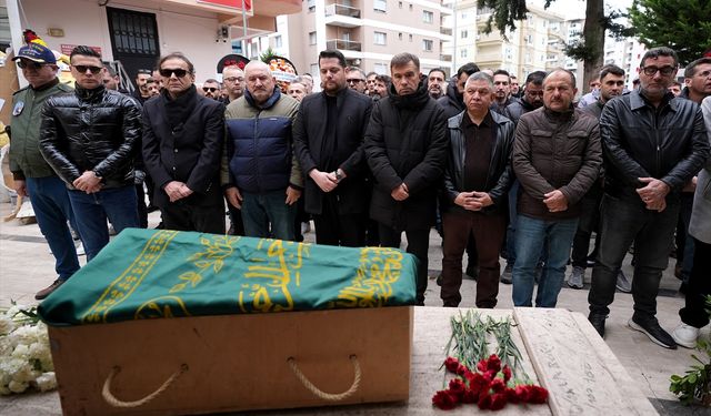 Eski futbolcu Feyyaz Uçar'ın vefat eden torunu İzmir'de toprağa verildi