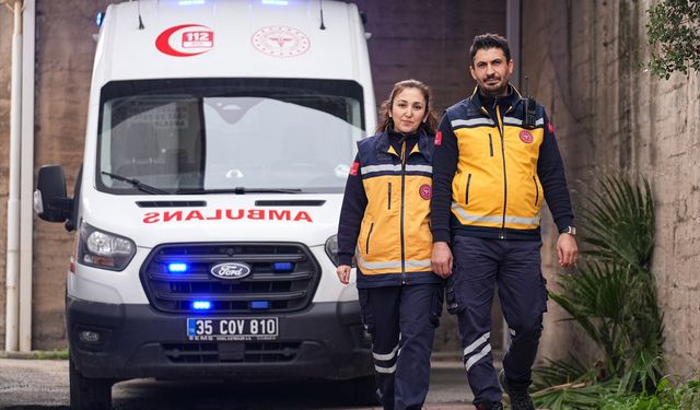 İzmir'deki sağlıkçı çift, 8 yıldır aynı ambulansta hastaların yardımına koşuyorlar