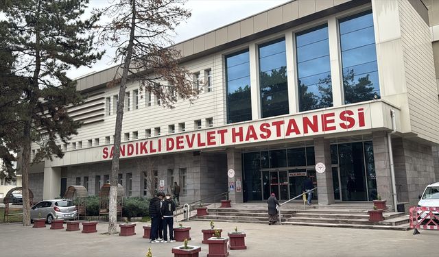 Sandıklı'daki doktorlar Hayrettin ve Fadime Ünal çifti, hastalara yararlı olmak için çalışıyorlar