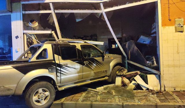 İzmir'de, pikap kontrolden çıkarak depoya daldı!