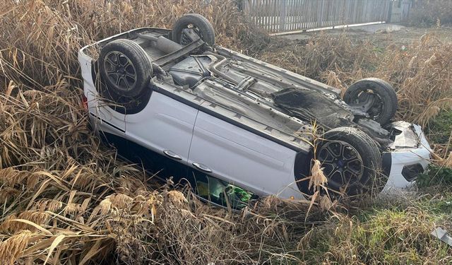 Çivril'de otomobil devrildi sürücü yaralı