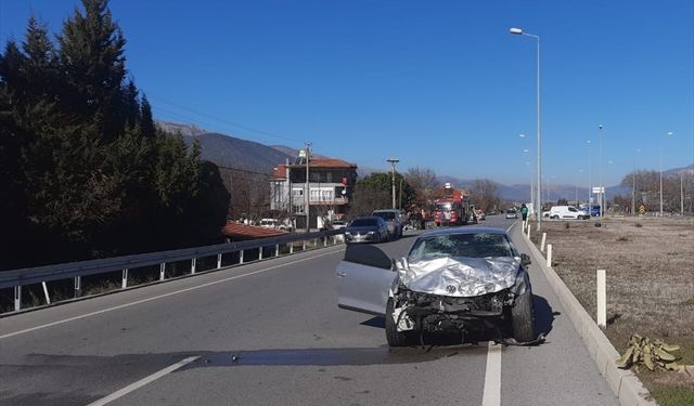 Denizli'de 2 araç çarpıştı; 1 ölü, 1 yaralı!