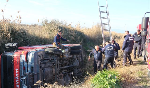 Manisa'da itfaiye aracı devrildi, 1 personel yaralandı!