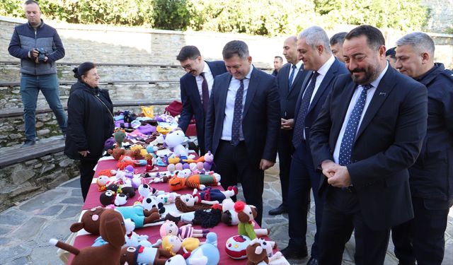 İzmir'de tutuklu ve hükümlülerin yaptığı eşyalar sergilendi