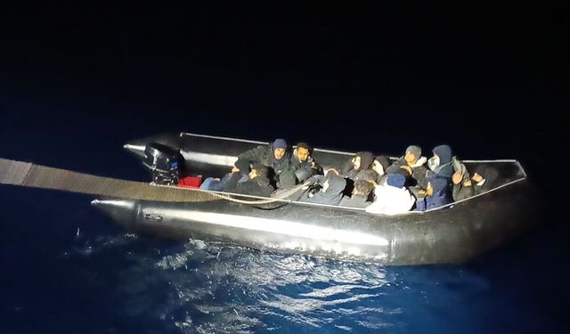 İzmir'de 3 göçmen kaçakçısı ve 99 düzensiz göçmen yakalandı