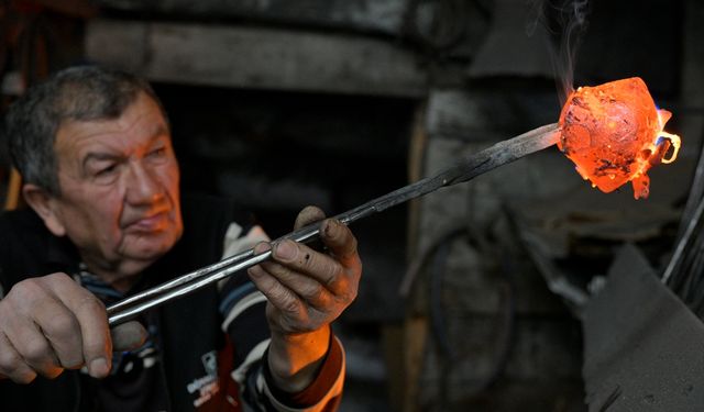 Uşak'ın komşusu Demirci'deki Mustafa Sabancı, Türkiye'nin dört bir yanına çan üretiyor