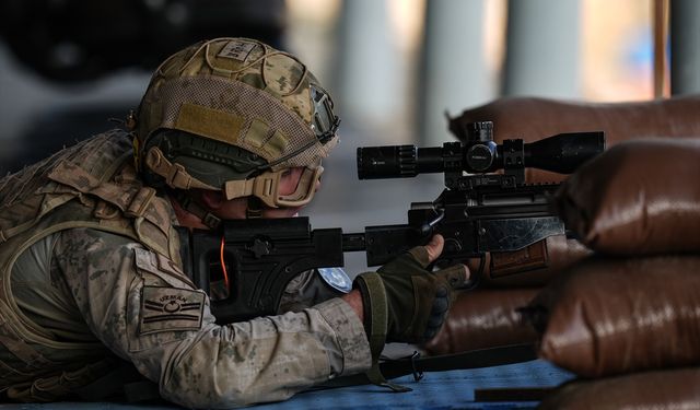 Jandarma Özel Harekat birlikleri, İzmir Foça'da Savaşçı Yarışması'nda mücadele ediyorlar