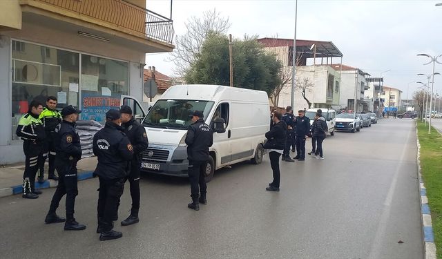 Manisa'da "dur" ihtarına uymayan araçta 35 düzensiz göçmen yakalandı