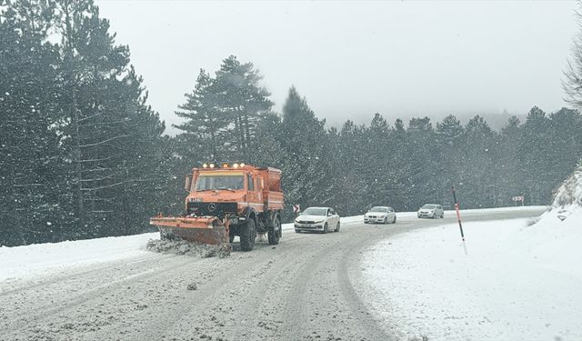 Domaniç Dağları, kar nedeniyle ağır tonajlı araçlara kapatıldı