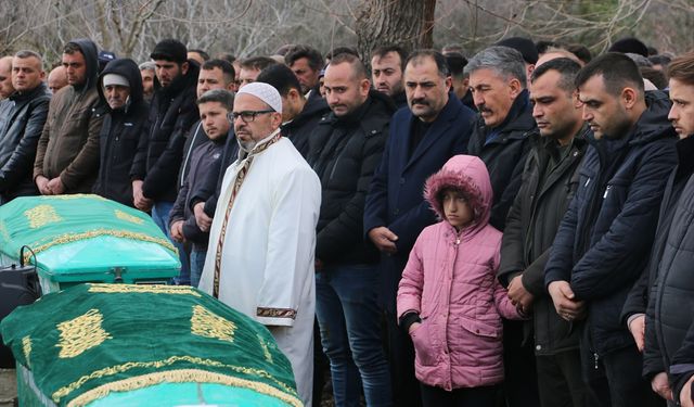 Manisa Demirci'de hayatını kaybeden 3 kişi son yolculuğuna uğurlandı