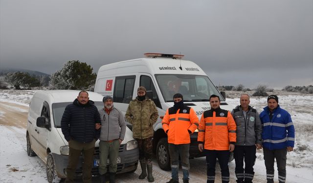 Demirci'de 1530 metre rakımda mahsur kalan 3 avcı kurtarıldı
