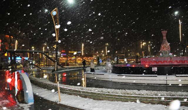 Kütahya’da dün akşam mevsimin ilk karı yağdı